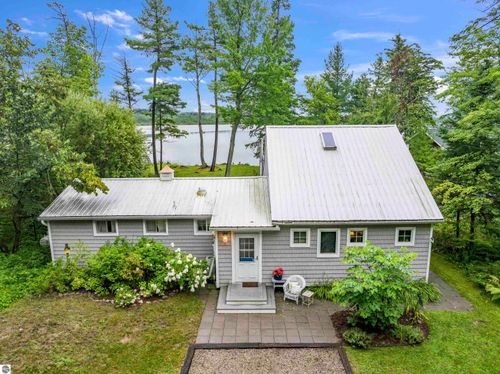 5269 Sylvan Point Rd, Honor, MI, 49640-9417 | Card Image