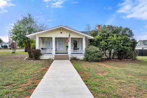 909 Flag St, Llano, TX, 78643-2301 | Card Image