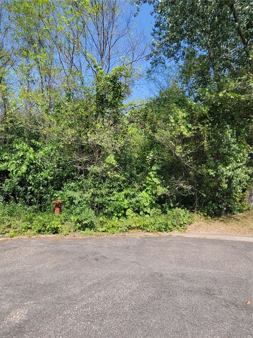302 Arbor Hills Cir, Eau Claire, WI, 54703-6119 | Card Image