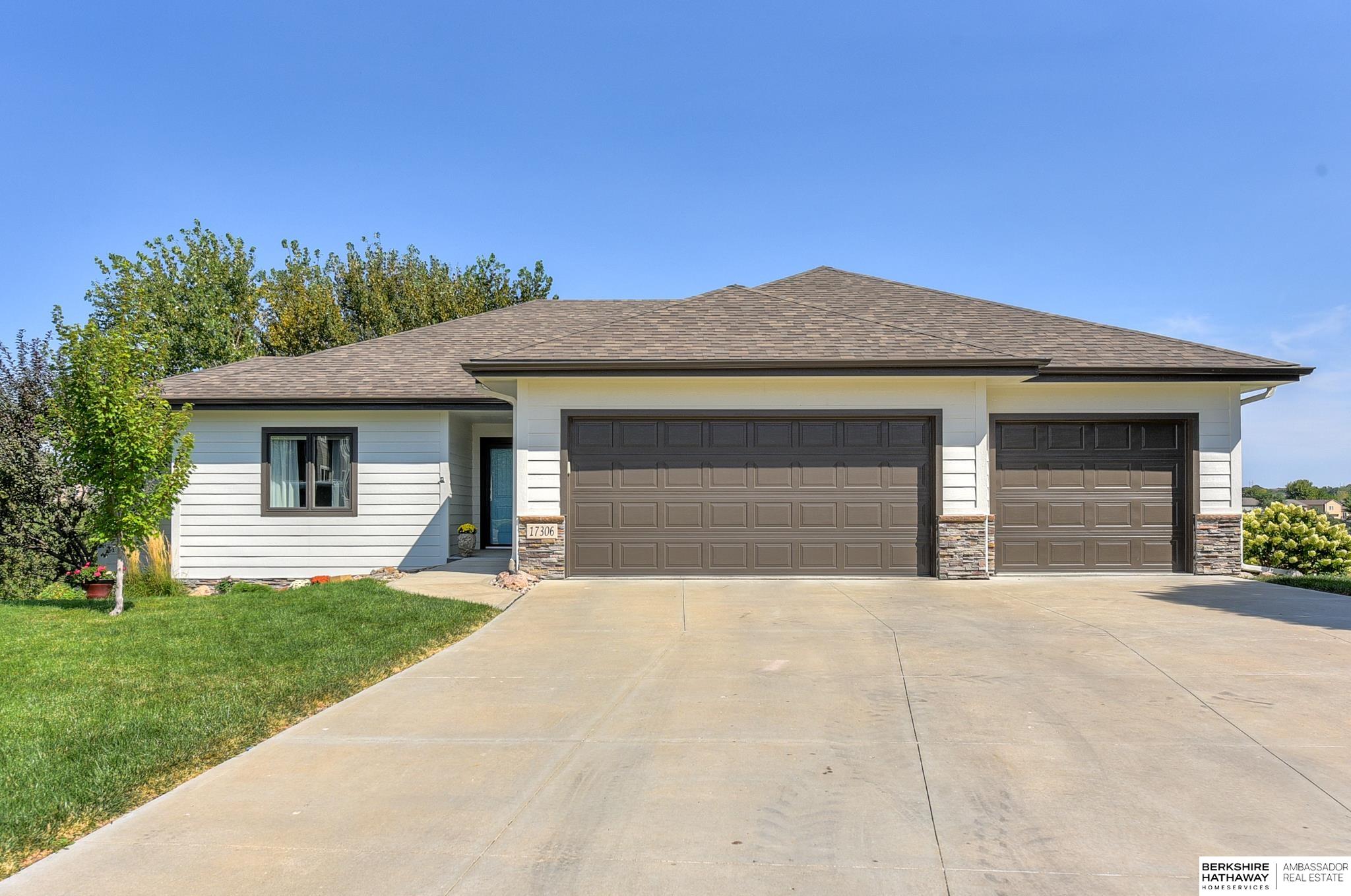 Redman Cir, Omaha, NE 68116
