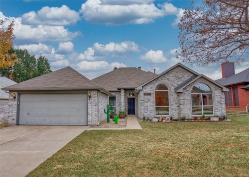 6836 Dogwood Ln, North Richland Hills, TX, 76182-7042 | Card Image