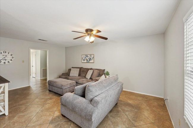 1047 Park Meadow Dr, Condo with 3 bedrooms, 2 bathrooms and null parking in Beaumont TX | Image 5