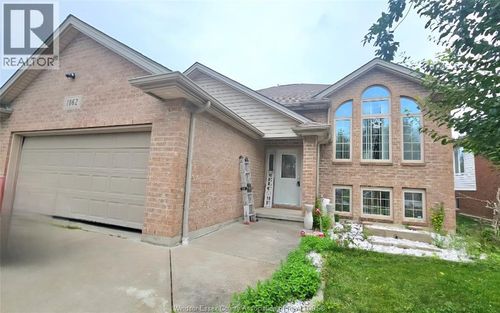 1062 Monarch Meadows, Lakeshore, ON, N0R1A0 | Card Image