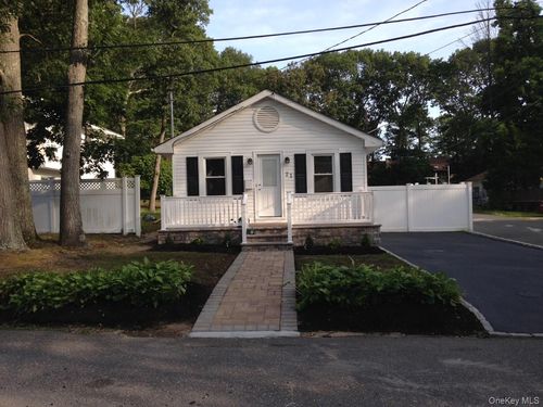 21 Kingdom Court, Islip, NY, 11779 | Card Image