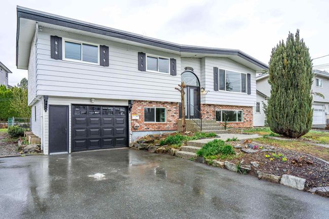 2074 Majestic Crescent, House other with 5 bedrooms, 2 bathrooms and 5 parking in Abbotsford BC | Image 2