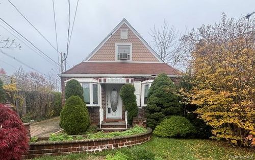 62 12th Ave, Mineola, NY, 11501-4133 | Card Image