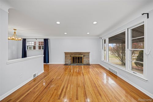 2082 Vernier Rd, Grosse Pointe Woods, MI, 48236-1580 | Card Image