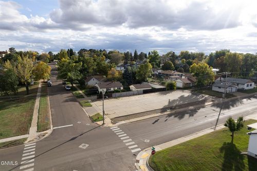 867 2nd Ave W, Dickinson, ND, 58601-3902 | Card Image