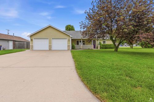 3807 Foxridge Dr, Manhattan, KS, 66502-8934 | Card Image