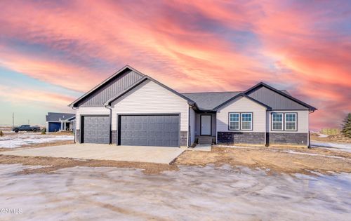 13636 Redwood Way Nw, Williston, ND, 58801-9149 | Card Image