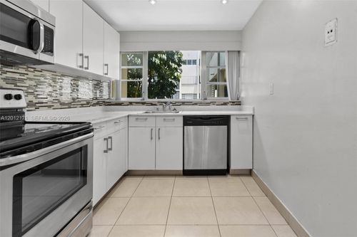 2h-950 Ne 199th St, Miami, FL, 33179-3057 | Card Image