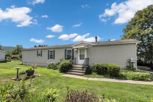 4 Dawn Dr, Belvidere, NJ, 07823-2844 | Card Image