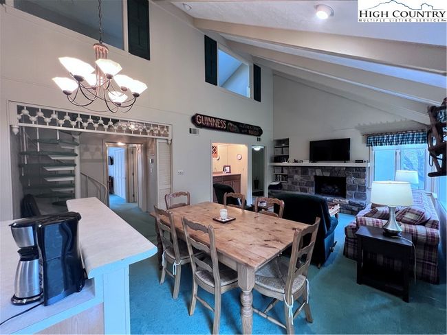 dining area | Image 10