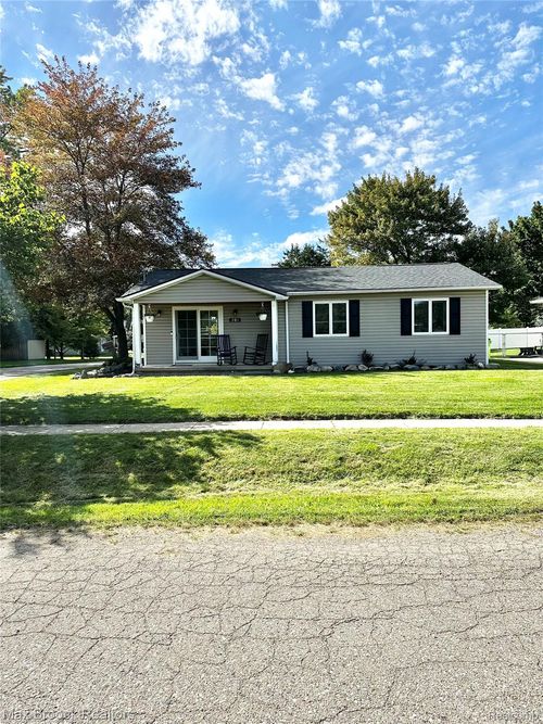 201 Bloomingdale St, Fenton, MI, 48430-2158 | Card Image