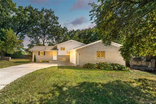 8239 Atha St, White Lake, MI, 48386-4302 | Card Image