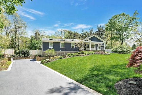 118 Village Hill Dr, Dix Hills, NY, 11746-8341 | Card Image
