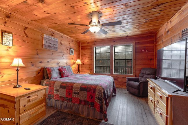 Cabin 2 Master Bedroom | Image 23
