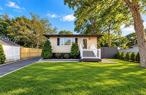 28 Roslyn Ave, Selden, NY, 11784-3255 | Card Image