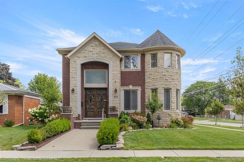 6804 Centralia St, Dearborn Heights, MI, 48127-2006 | Card Image