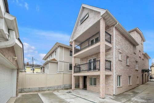 717 College Pl, College Point, NY, 11356-1037 | Card Image