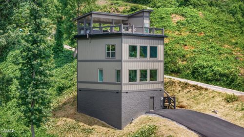 284 Laurel Oaks Way, Gatlinburg, TN, 37738-1519 | Card Image