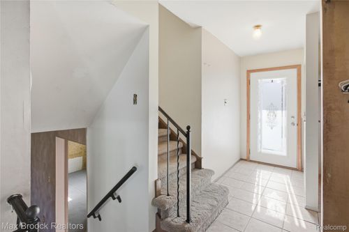 8759 Calvert Dr, Sterling Heights, MI, 48312-1220 | Card Image