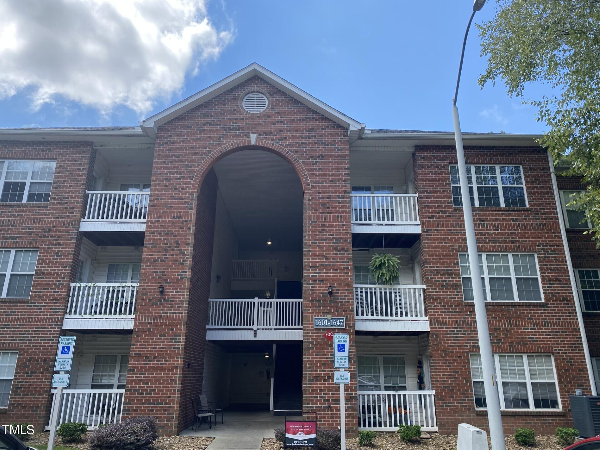 Kenmore Dr, Clayton, NC 27520