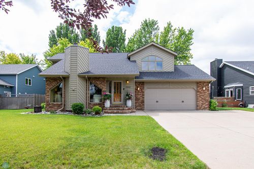 2902 24th Avenue S, Fargo, ND, 58103 | Card Image