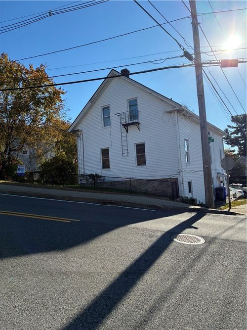 37 Wakefield St, West Warwick, RI, 02893-3440 | Card Image