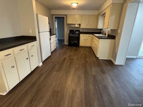 39409 Dequindre Rd, Troy, MI, 48085-3757 | Card Image