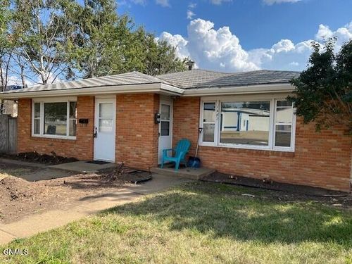 1467 W Villard St, Dickinson, ND, 58601-4666 | Card Image