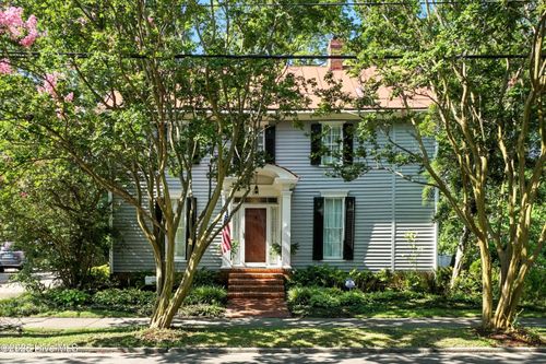 111 W Queen St, Edenton, NC, 27932-1837 | Card Image