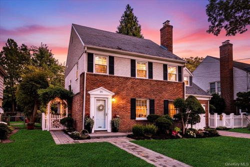 34 Saint Thomas Pl, Malverne, NY, 11565-1438 | Card Image
