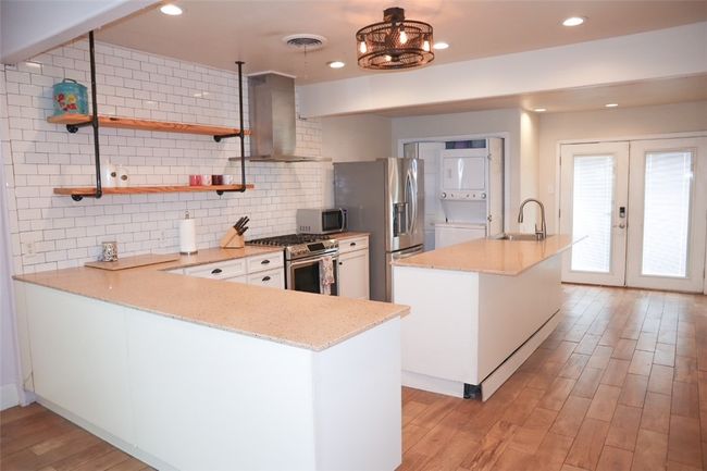 502 W B Ave, House other with 3 bedrooms, 2 bathrooms and 4 parking in Kingsville TX | Image 5