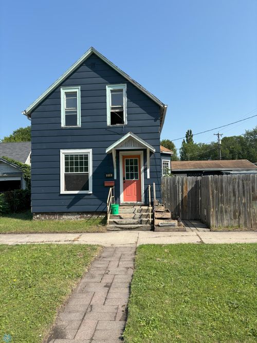 516 7th Ave S, Grand Forks, ND, 58201-4810 | Card Image