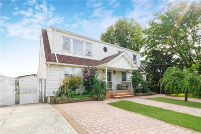 27 Wolverine Street, Home with 5 bedrooms, 2 bathrooms and null parking in Staten Island NY | Image 3