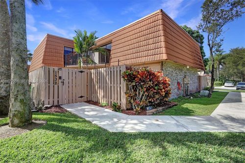 1532 W Harmony Lake Cir, Davie, FL, 33324-7116 | Card Image