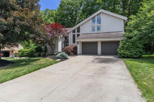 30462 Knighton Dr, Farmington Hills, MI, 48331-1657 | Card Image