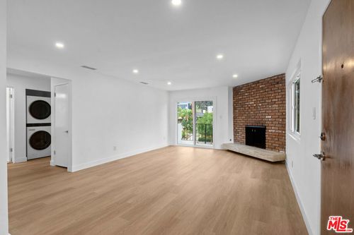 3-4442 Kingswell Ave, Los Angeles, CA, 90027-4425 | Card Image