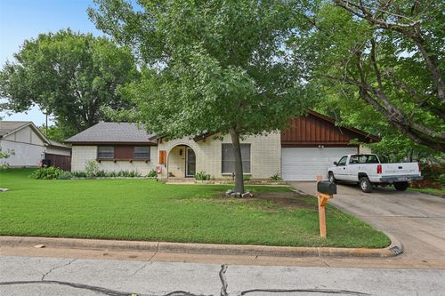 6204 Circleview Dr, Haltom City, TX, 76180-8022 | Card Image