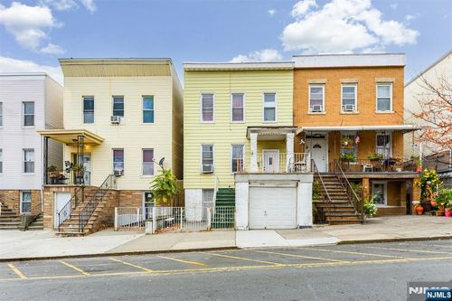 6511 Hudson Ave, West New York, NJ, 07093-8800 | Card Image