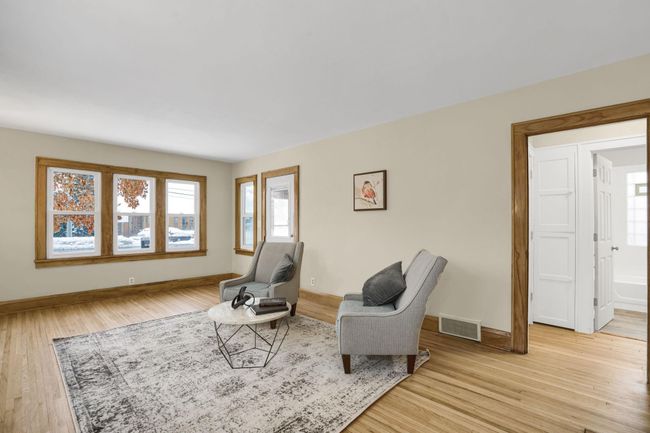 living | Image 12