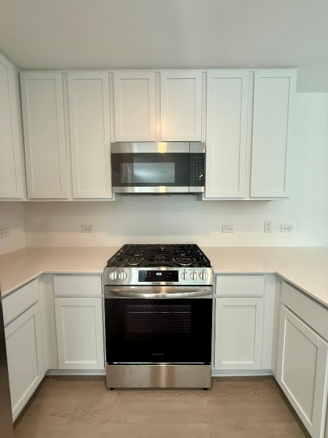 Brand new stainless steel kitchen range and microwave | Image 10