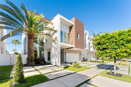 10561 Nw 67th Ter, Doral, FL, 33178-3898 | Card Image