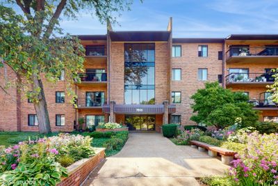 302 - 7510 Farmingdale Drive, Condo with 2 bedrooms, 2 bathrooms and 1 parking in Darien IL | Image 1