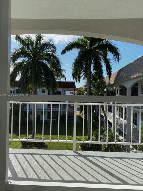 b-581 Blue Heron Dr, Hallandale Beach, FL, 33009-5738 | Card Image