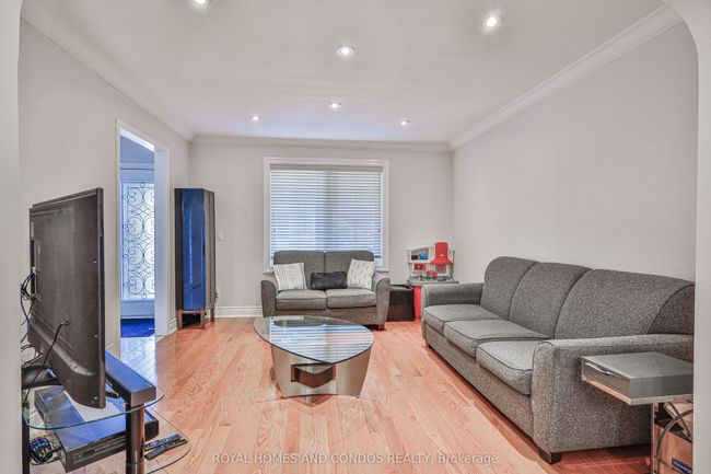 1075 Glengrove Ave, House other with 4 bedrooms, 3 bathrooms and 4 parking in North York ON | Image 7