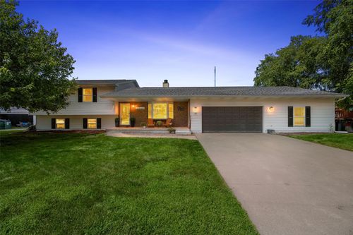624 6th St, Tipton, IA, 52772-1945 | Card Image