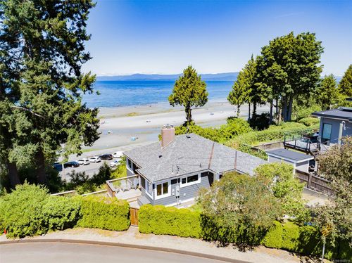 484 Bay St, Qualicum Beach, BC, V9K1J9 | Card Image