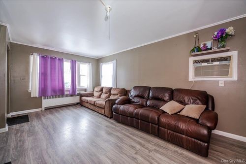 21 Oak Ave, Inwood, NY, 11096-1209 | Card Image